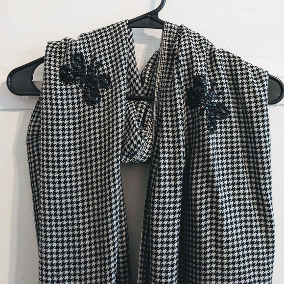 JANAVI Houndstooth Butterfly Merino Wool Blanket Scarf - Picture 10 of 11